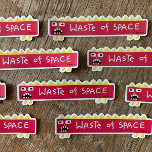 Zdjęcie przedstawia naklejki z długim, różowo-żółtym potworem i napisem "waste of space".