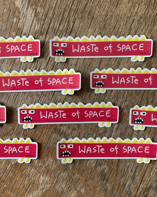 Zdjęcie przedstawia naklejki z długim, różowo-żółtym potworem i napisem "waste of space".