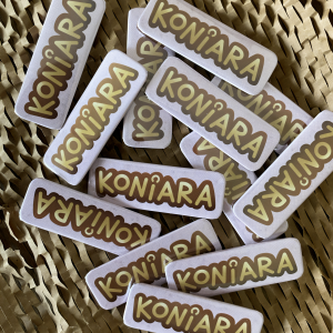 Zdjęcie przestawia rozrzucone w nieładzie przypinki z napisem "koniara".